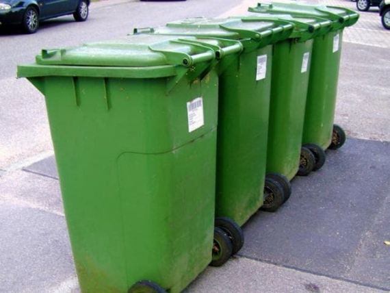 В прифронтовом Курахово 2 года ищут мусорные контейнеры на 1,5 млн. грн.