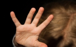 Мать оставила без присмотра и еды двух маленьких детей