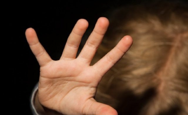 Мать оставила без присмотра и еды двух маленьких детей