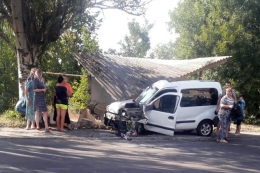 В Макеевке горожанку насмерть придавило плитой остановки, в которую врезалось авто (фото)