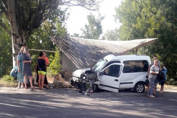 В Макеевке горожанку насмерть придавило плитой остановки, в которую врезалось авто (фото)