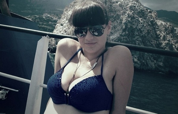 Жена «Моторолы» репетирует с листика речь о зверствах «хунты» (видео)