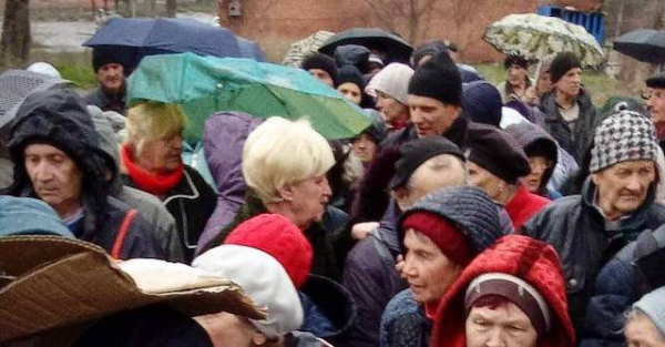 Мариупольцы по несколько часов стоят в очереди за тарелкой каши