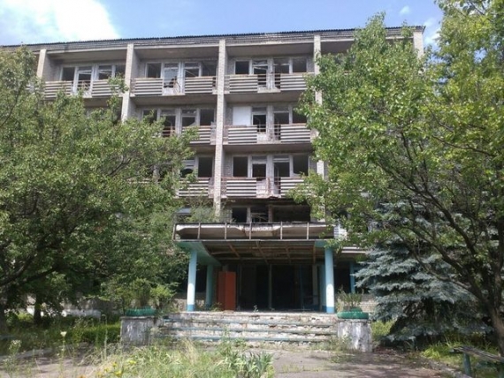 В оккупированном Енакиево боевики разворовали здание шахтного профилактория