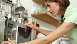 Микроволновка не включается: причины, что делать