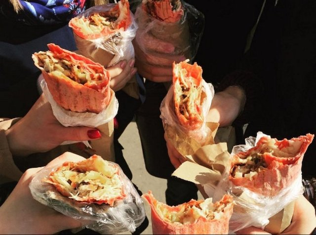 В Мариуполе снова отравились российские военные - их угостили шаурмой и пловом