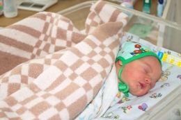 Правоохранители разыскивают женщину, оставившую новорожденного на вокзале