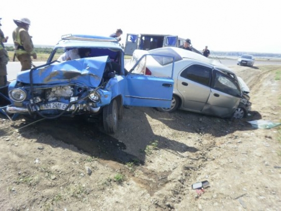 Погибших и пострадавших в ходе столкновения двух легковушек вырезали из покореженных авто (фото)