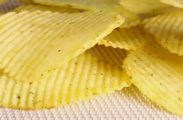 Картофельные или кукурузные: какие чипсы лучше