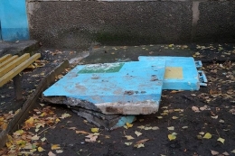 В Краматорске на рабочего упал козырек подъезда