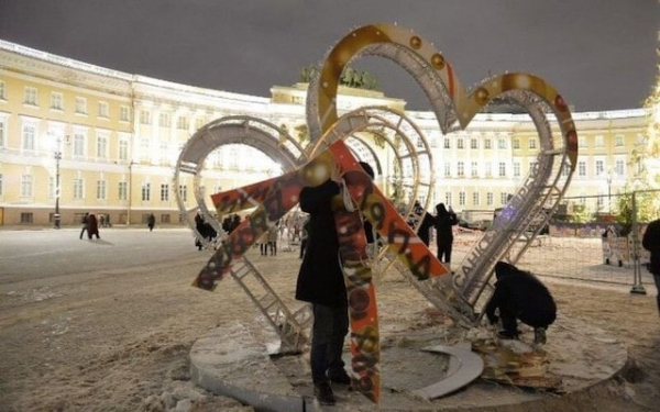 В Санкт-Петербурге за надпись на инсталляции задержали ученицу 11-го класса