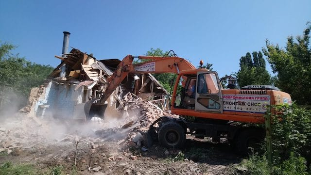 Россияне снесли в Мариуполе детский лагерь - вырубили даже деревья