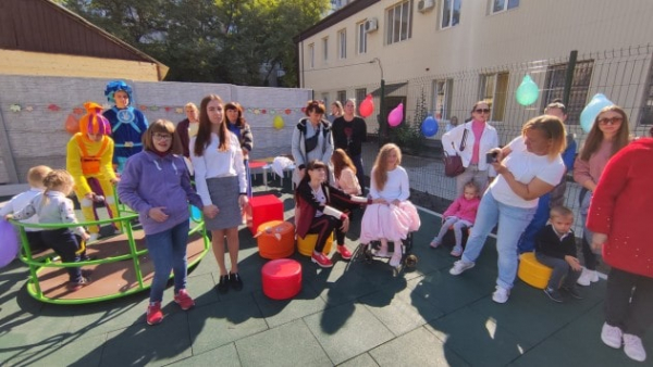 Инклюзивная детская площадка появилась в Бахмуте (фото)