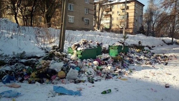 В «ДНР» по-прежнему бушует мусорный коллапс, причина – отсутствие техники и долги по ЖКХ