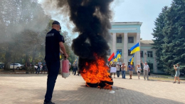 У здания ДонОГА в Краматорске горели шины – участники АТО провели акцию протеста