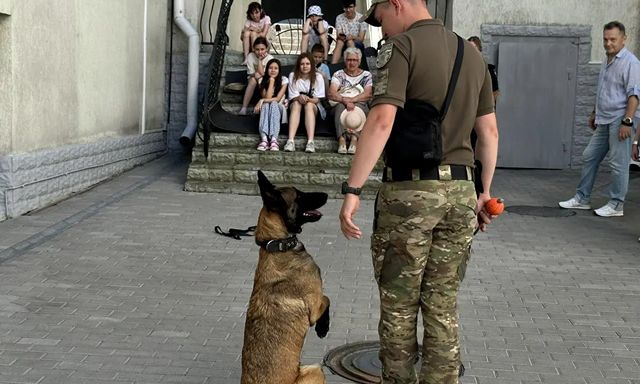 Дети из Мариуполя побывали на экскурсии в музее полиции в Ровно
