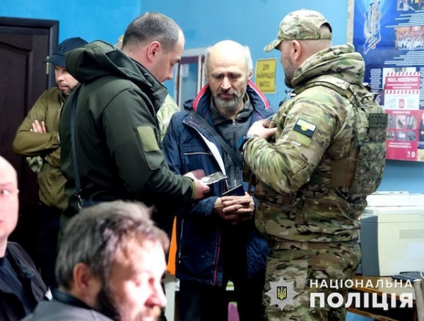 Оккупанты под Бахмутом обстреляли эвакуационную колонну