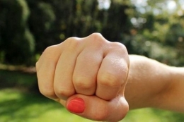 В Мариуполе выясняют обстоятельства жестокого избиения девочки ее сверстницей