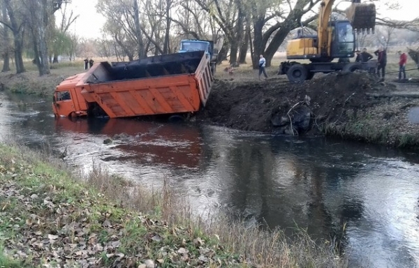 В Макеевке самосвал рухнул в реку (фотофакт)