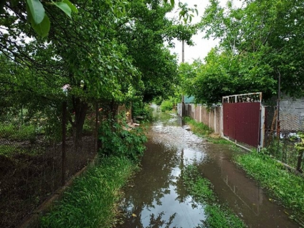 В Мариупольском районе прорвало плотину – поток воды пронесся через села