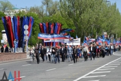 Дончан возмутил флаг РФ на первомайском митинге