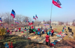В ДНР заурядную детскую площадку превратили в пропагандистский фарс (видео)
