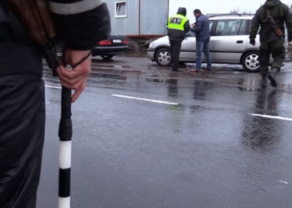 В «ДНР» придумали еще одно мытарство для жителей ОРДО – боевики вводят «учетные карточки» для часто выезжающих авто