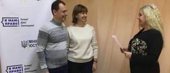 Жители неподконтрольной территории зарегистрировали брак в Мариуполе