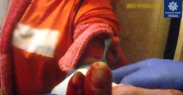 В Краматорске полицейские спасли женщину, вскрывшую себе вены (видео)