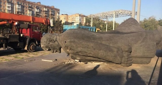 В Мариуполе пытаются вернуть снесенный памятник Ленину