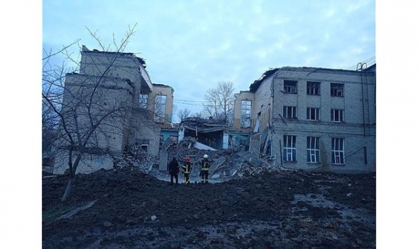 В Краматорске ракетным ударом повреждена школа, обстреляна железная дорога