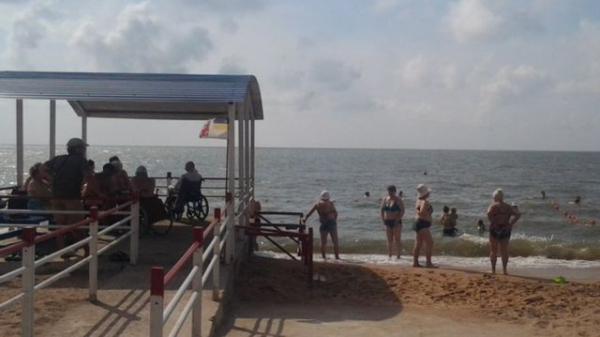 В Мариуполе обустроен пляж для маломобильных граждан