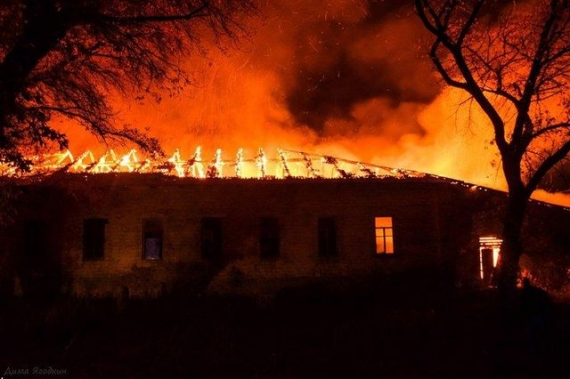 В оккупированном Донецке горела школа, которую «власти» давно хотели снять с баланса (фото)