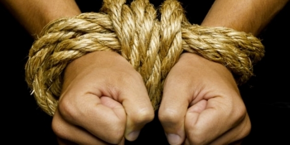 В Северске гость жестоко расправился с хозяином ради нескольких сотен гривен