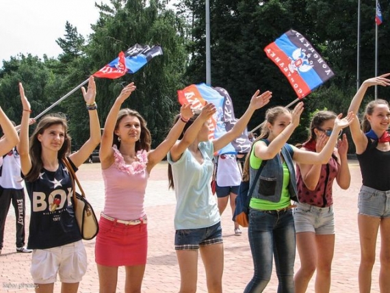 Уличные танцы под канонаду: дончане высказались о празднике молодежи