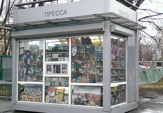 В центре Донецка женщина оказалась запертой в торговом киоске: пострадавшую госпитализировали