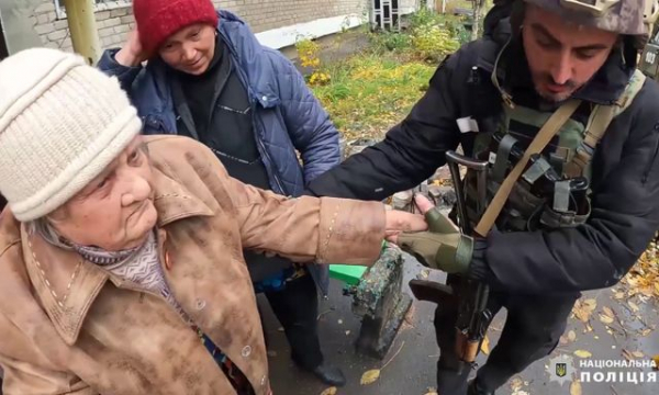 Полицейские эвакуировали из Бахмута пожилых жителей