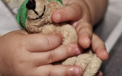 На Донетчине в развлекательном центре для детей металлическая конструкция рухнула на 3-летнюю малышку