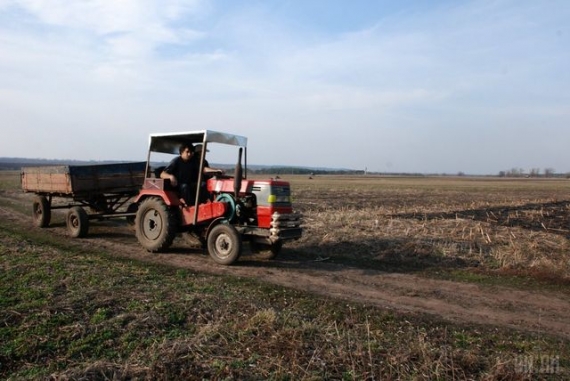Под Мариуполем подорвался трактор: есть пострадавшие
