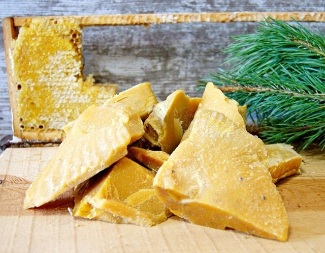 Где используют пчелиный воск?