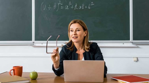 Педагоги четырех территориальных громад области получили новые ноутбуки