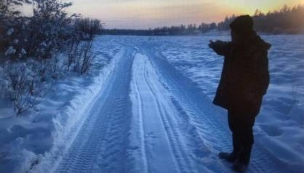 На автомобильной дороге едва не замерз житель села Демьяновка